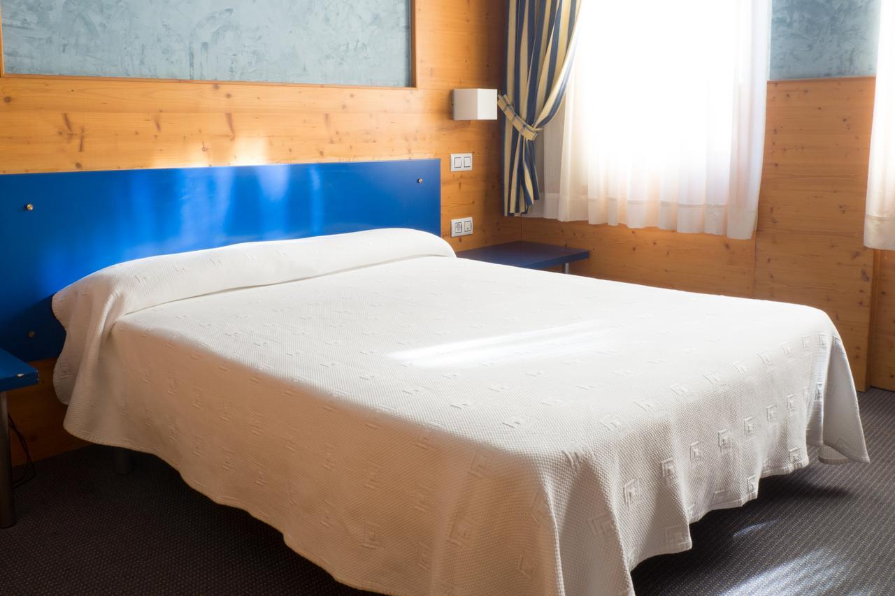 Hotel Bezana Lago Santa Cruz De Bezana Buitenkant foto