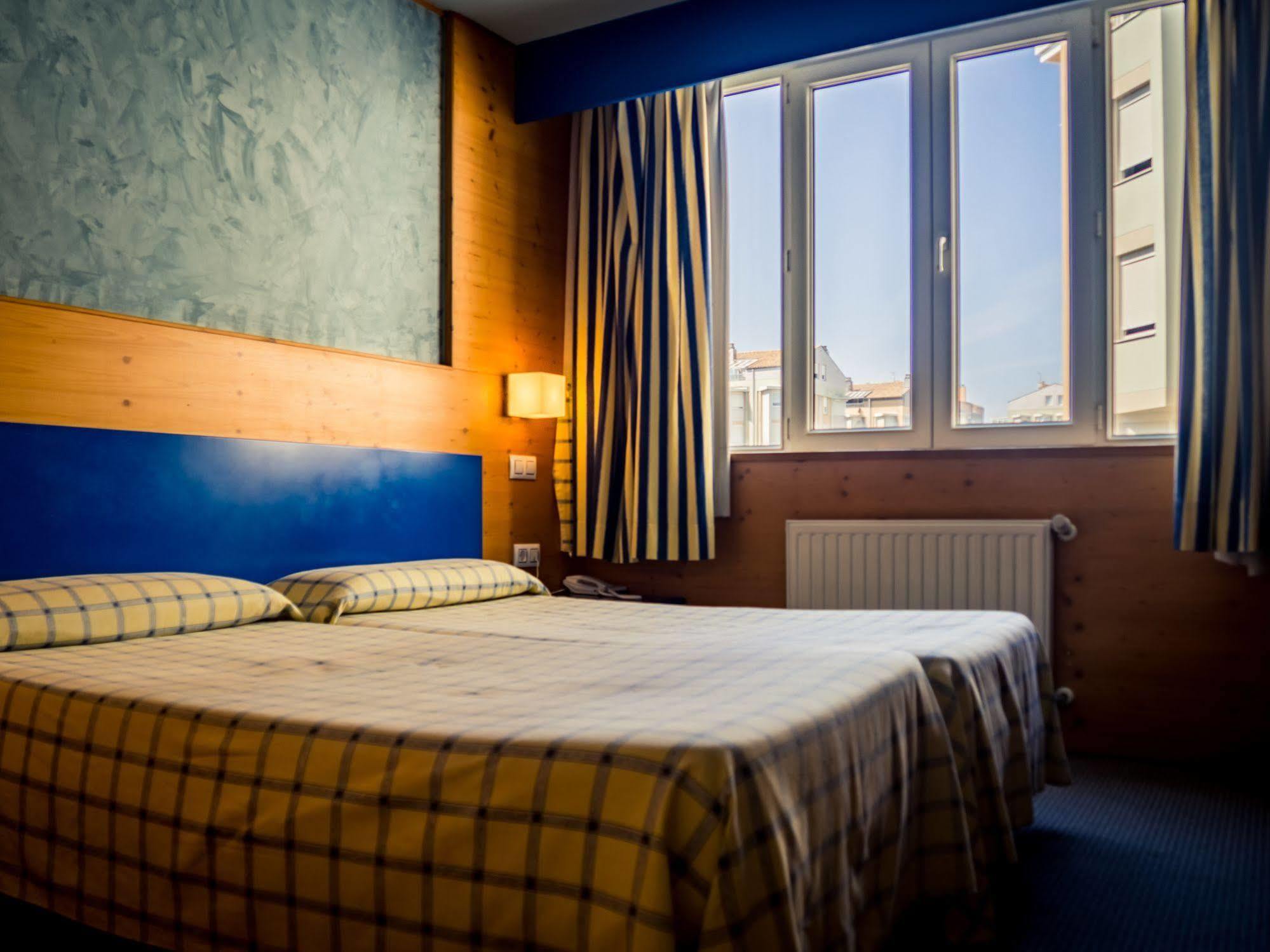 Hotel Bezana Lago Santa Cruz De Bezana Buitenkant foto
