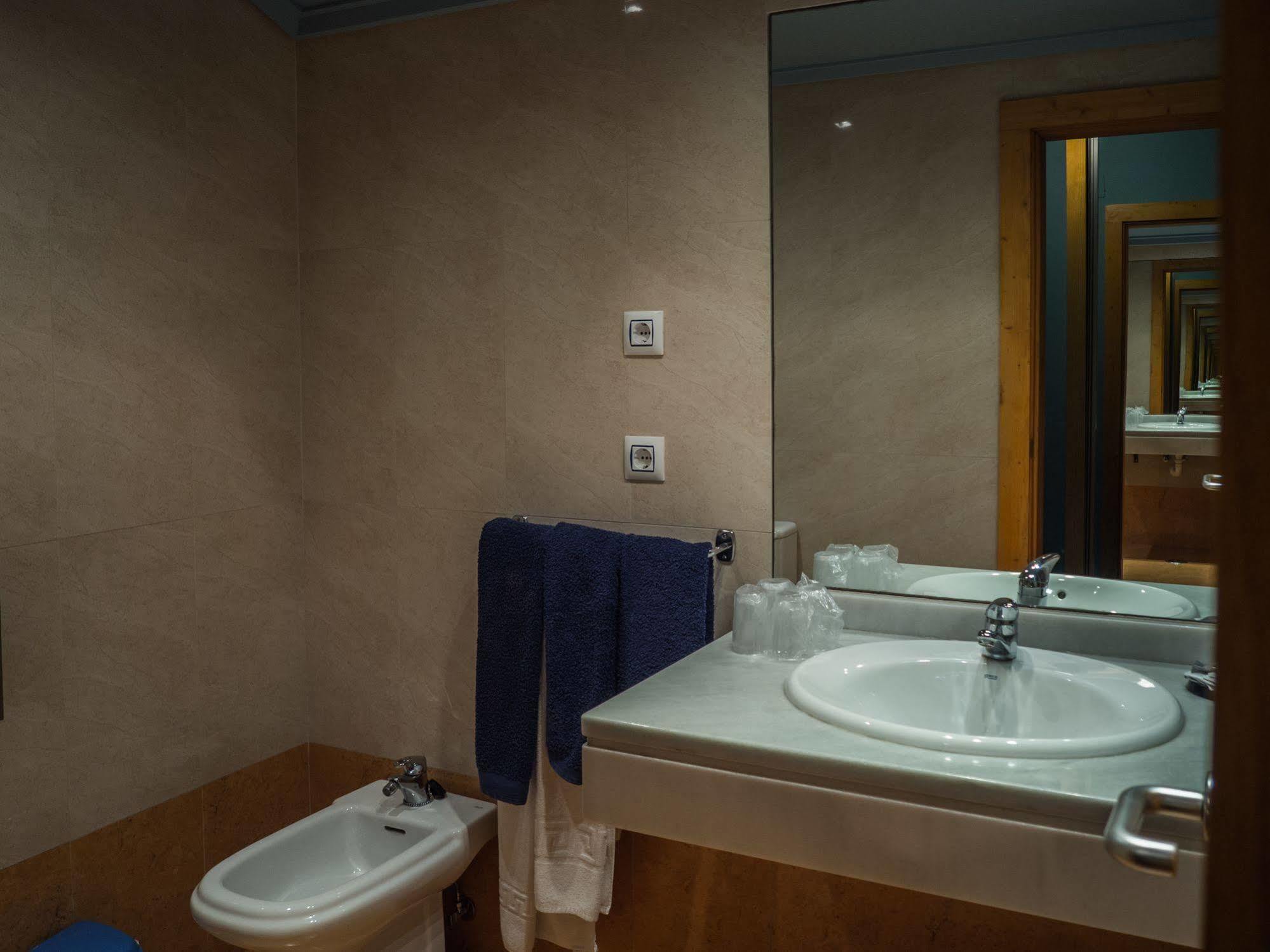 Hotel Bezana Lago Santa Cruz De Bezana Buitenkant foto