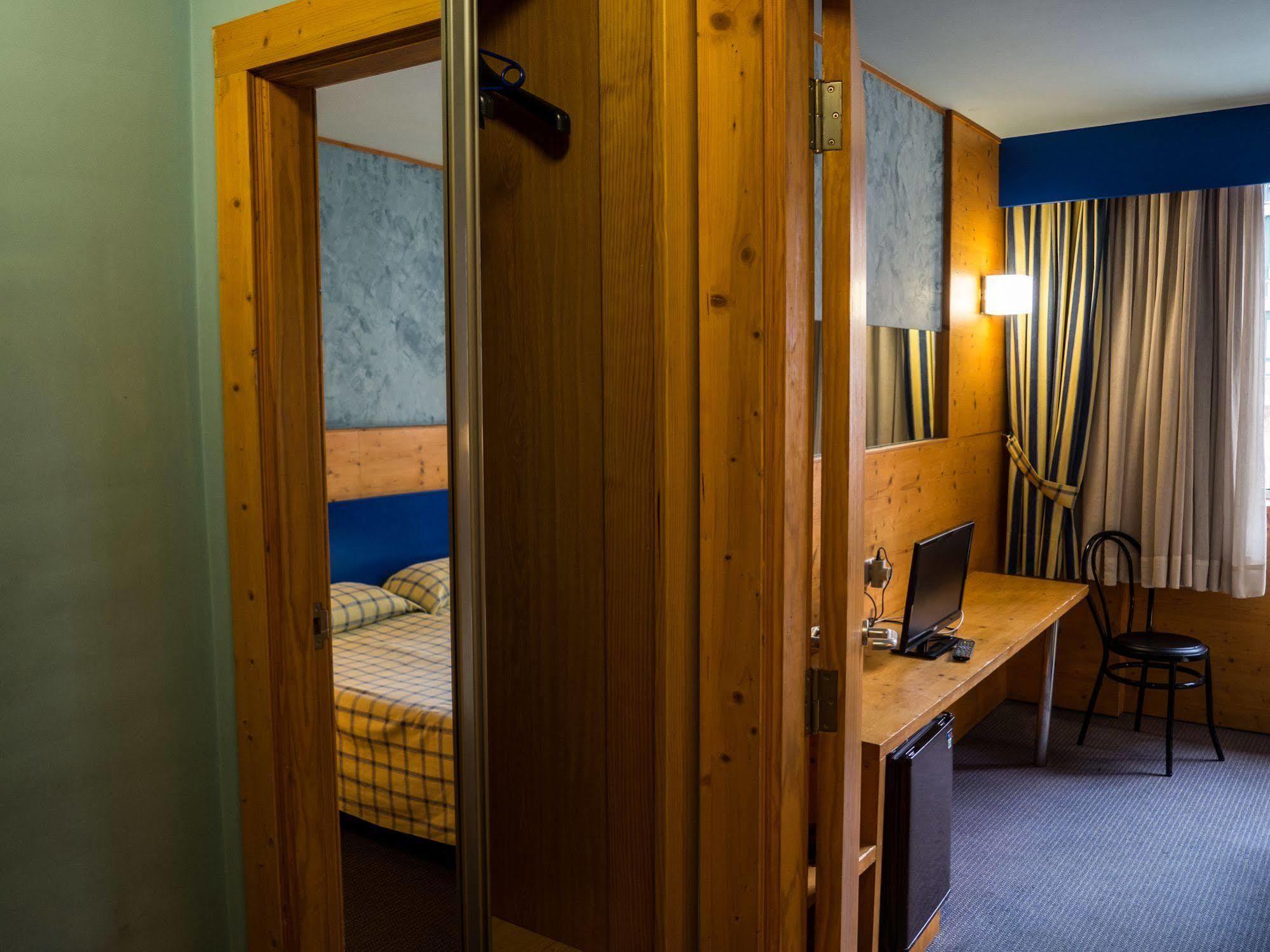 Hotel Bezana Lago Santa Cruz De Bezana Buitenkant foto