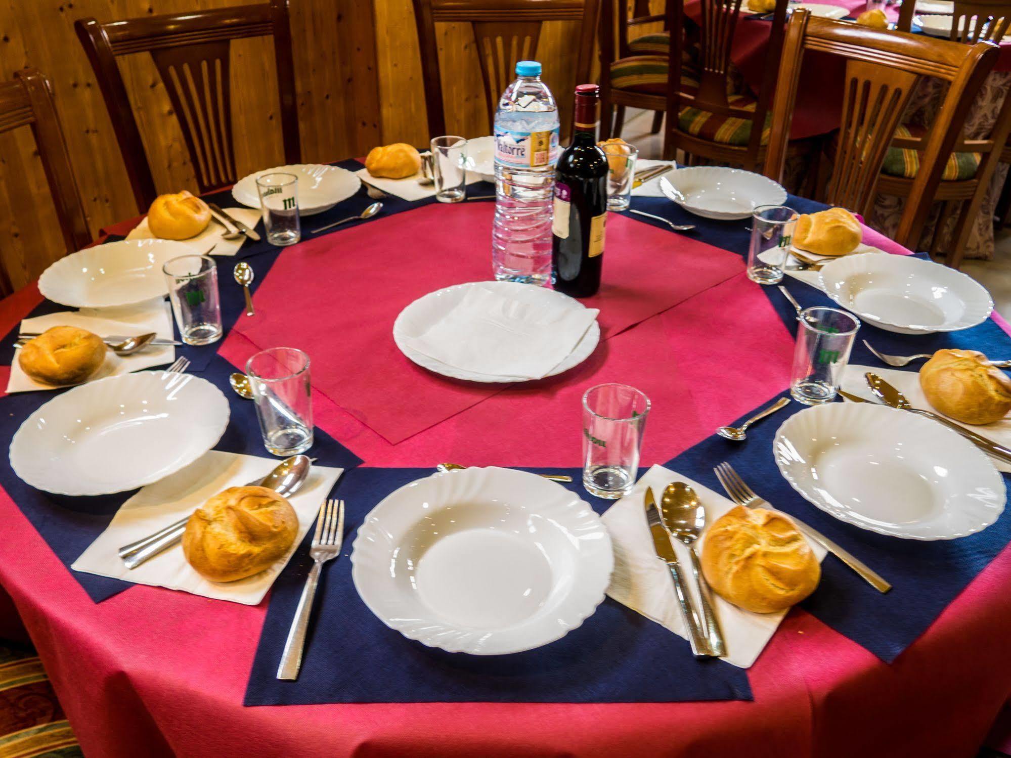 Hotel Bezana Lago Santa Cruz De Bezana Buitenkant foto