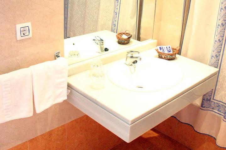 Hotel Bezana Lago Santa Cruz De Bezana Buitenkant foto