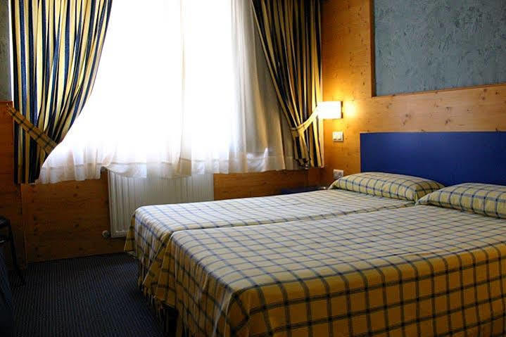 Hotel Bezana Lago Santa Cruz De Bezana Buitenkant foto