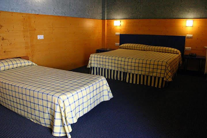 Hotel Bezana Lago Santa Cruz De Bezana Buitenkant foto